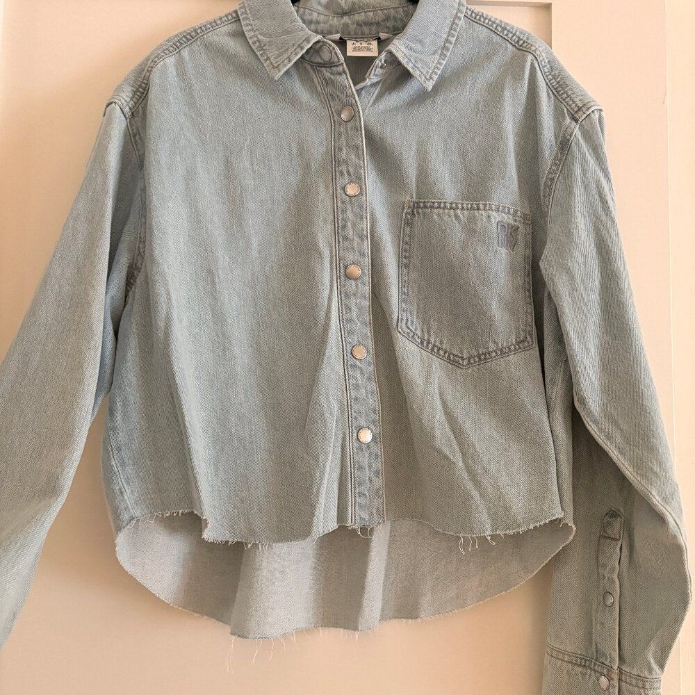 DKNY Cropped Chambray Denim Shirt Raw Hem - Picture 2 of 4